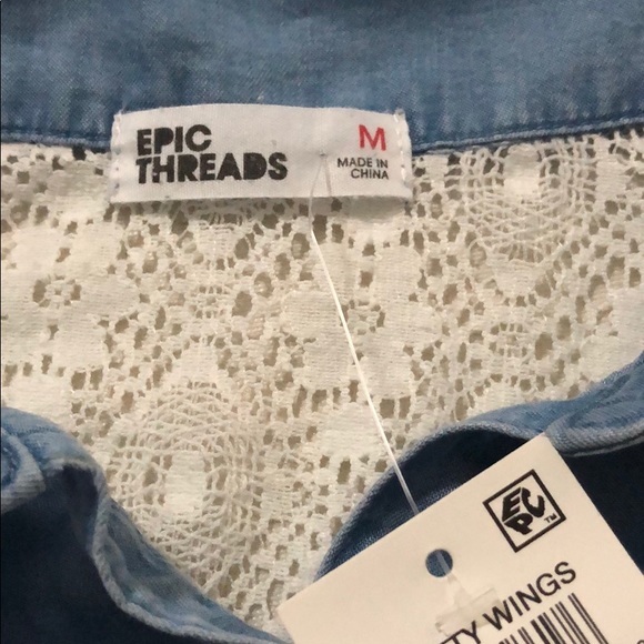 Sleeveless button down blouse. Gorgeous with lace - Picture 3 of 3